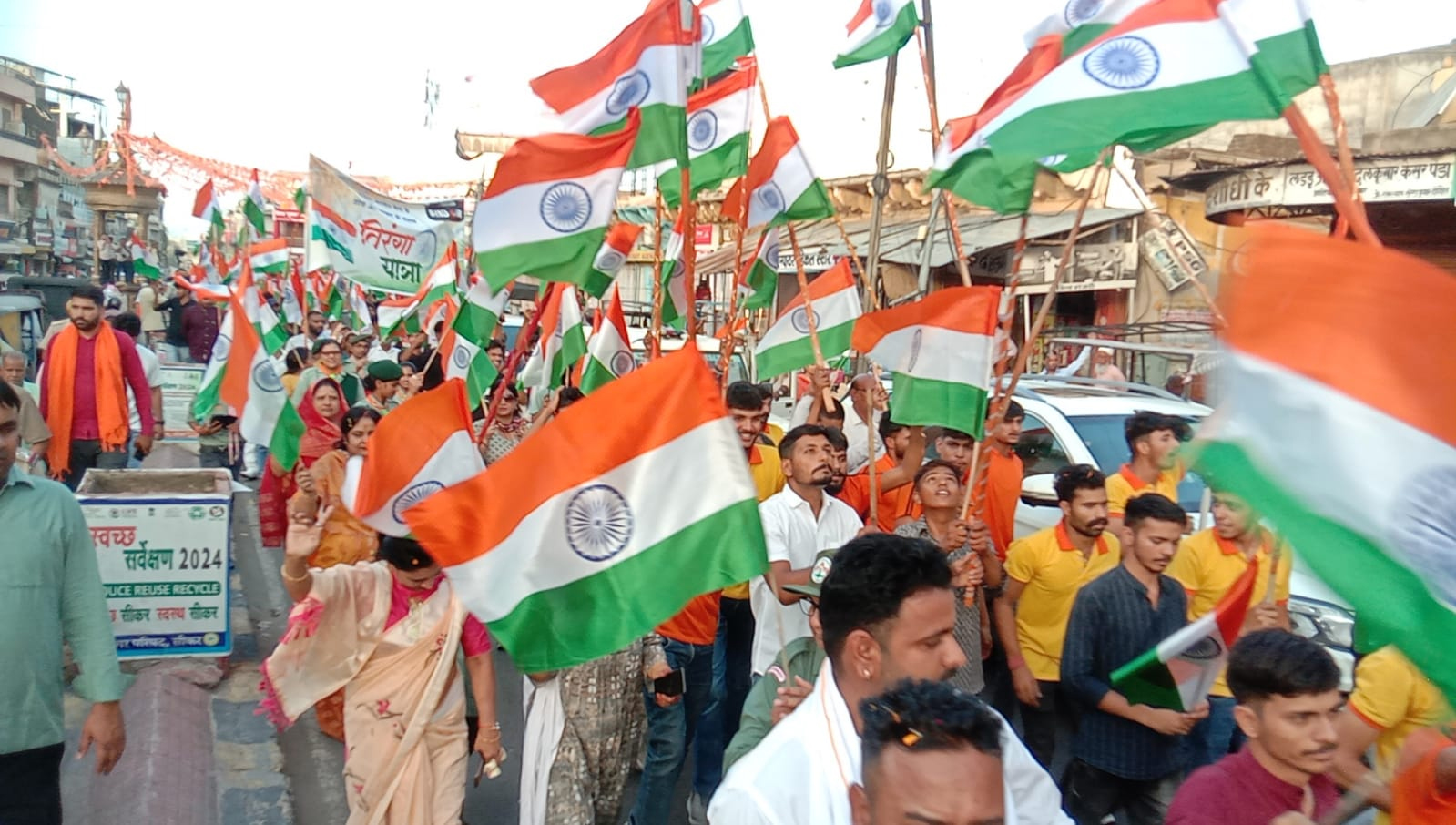 भारतीय सैनिकों को तिरंगा यात्रा निकालकर दिया सम्मान