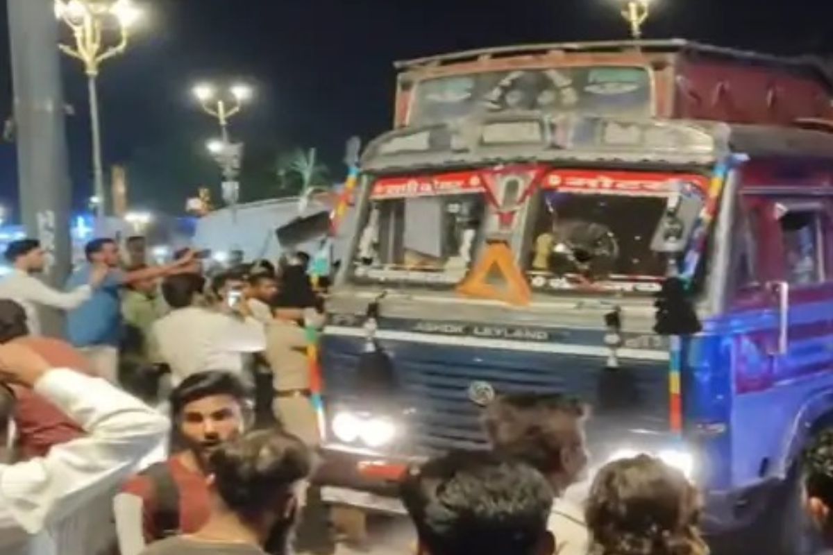शहर में घुसा बेकाबू ट्रक, कई गाड़ियों को मारी टक्कर, मची अफरा-तफरी, फिर लोगों ने
ड्राइवर को धुना