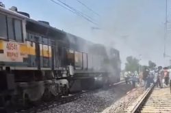 Railway News : जयपुर से जोधपुर जा रही इंटरसिटी ट्रेन का इंजन फेल, निकलने लगा
धुंआ, यात्रियों में मचा हड़कंप - image