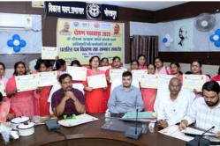 पोषण पखवाड़ा में गोरखपुर का प्रदेश में रहा प्रथम स्थान, CDO ने किया सम्मानित - image