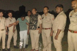गोरखपुर में तड़के पुलिस और पशु तस्करों में मुठभेड़, जवाबी फायरिंग में तस्कर घायल - image