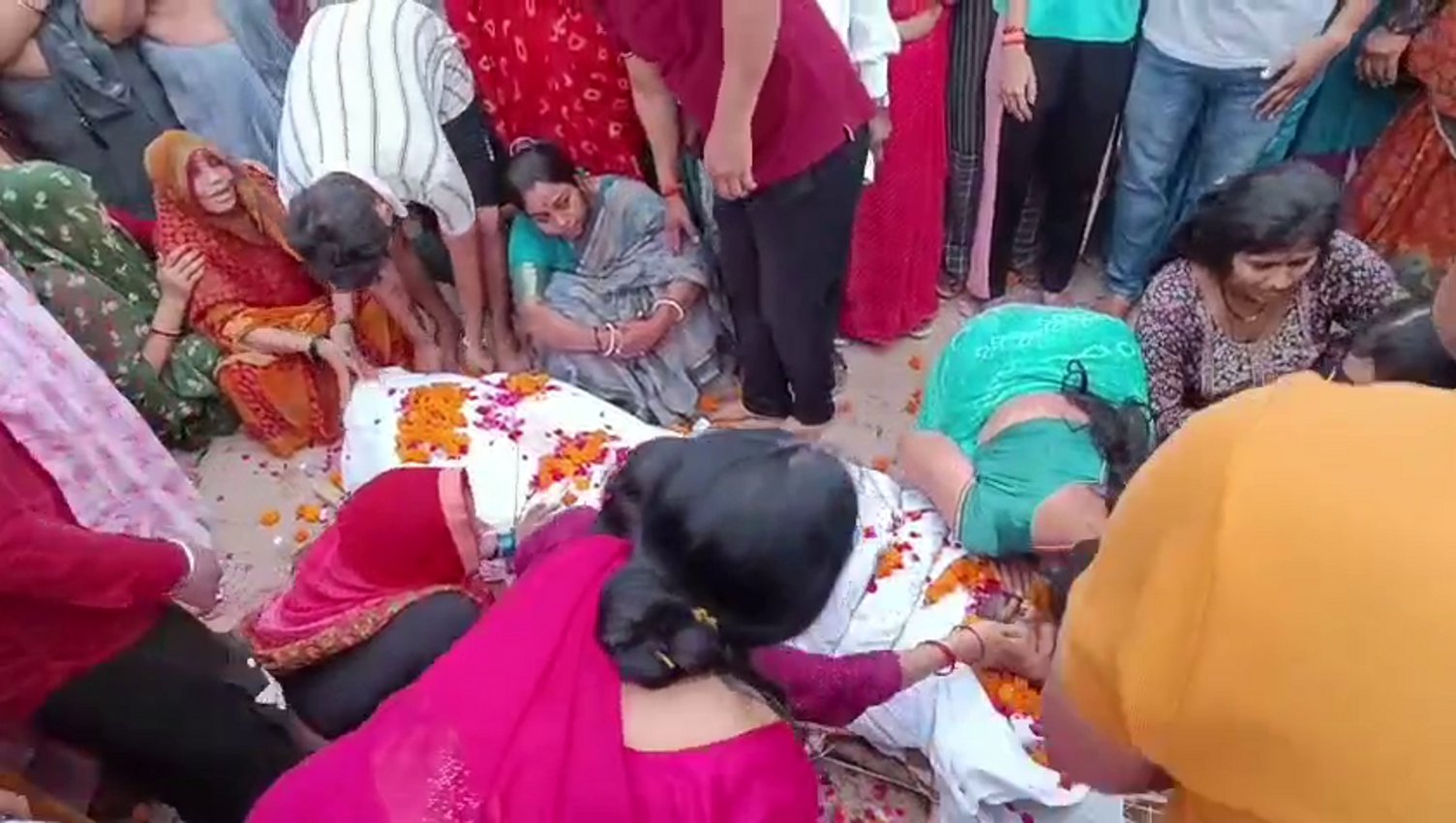 हर आंख नम! राजकीय सम्मान के साथ प्रधान आरक्षक को दी अंतिम विदाई