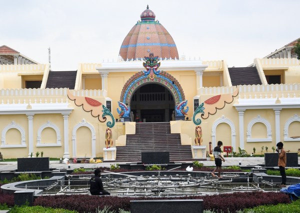 valluvar kottam monument