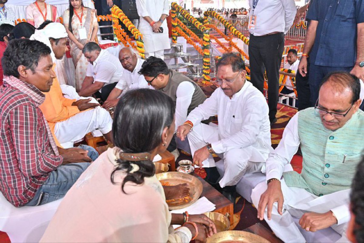 Union minister Shivraj Singh Chauhan: Video: केंद्रीय मंत्री शिवराज बोले- पूर्व
कांग्रेस सरकार ने रोका गरीबों का PM आवास तो मिली हार, फूलो के धोए पैर तो हो गईं
भावुक