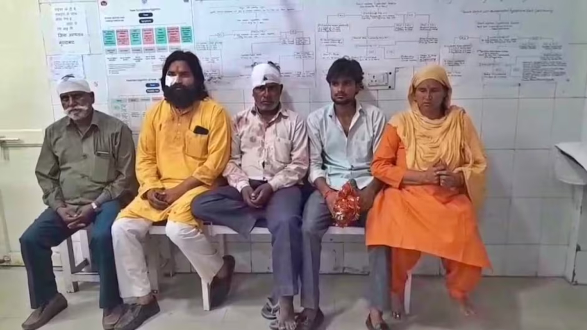 Moradabad News: मंदिर में जूते पहनकर पहुंचे दूल्हे और बाराती, पुजारी ने टोका तो
हुआ बवाल, पुलिस ने लिया एक्शन