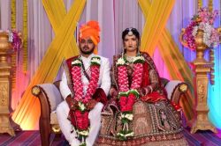 इकलौते बेटे की बारात निकलने से पहले दूल्हे के पिता की मौत, पटरियों पर बैठी गाय
को बचाने गए थे, गाय बच गई - image