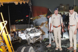 कार और बाइक पर पलटा कंटेनर, 2 की मौत 3 घायलों में से एक का हाथ कटकर अलग हुआ - image