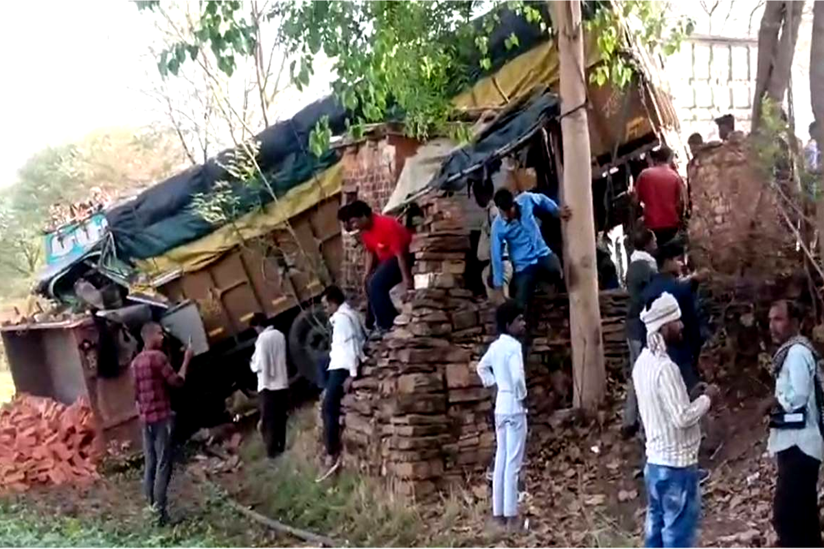 बेलगाम दौड़ता ट्रक अनियंत्रित होकर घर में घुसा, हादसे में 2 की मौत, इलाके में
तनाव