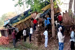 बेलगाम दौड़ता ट्रक अनियंत्रित होकर घर में घुसा, हादसे में 2 की मौत, इलाके में
तनाव - image