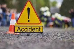 Car-bike accident: तेज रफ्तार कार-बाइक में जबरदस्त भिड़ंत, पति-पत्नी समेत 3 की
मौत, एक घायल - image