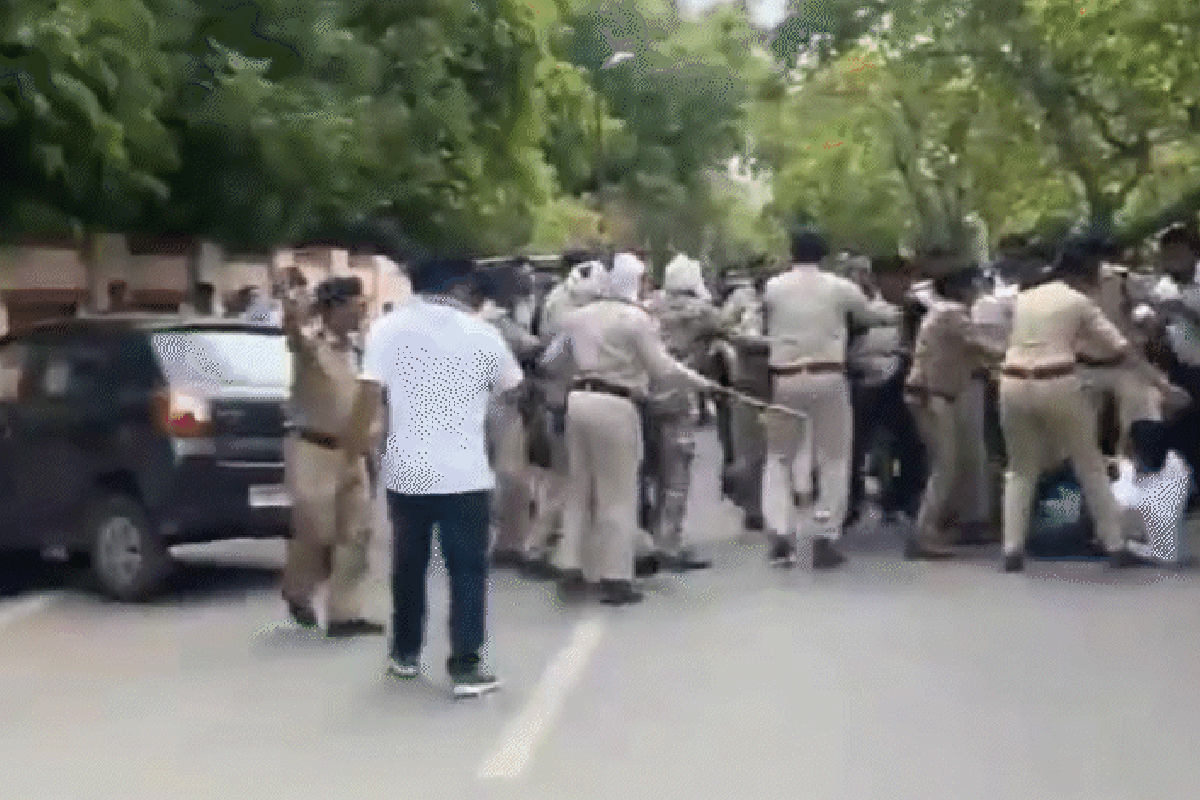 Lawyers beat up Bhim Army as Ambedkar statue dispute took a violent turn in gwalior high court premises of mp
