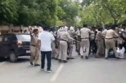 हाईकोर्ट में वकीलों ने भीम आर्मी की कर दी पिटाई, देखें वीडियो - image
