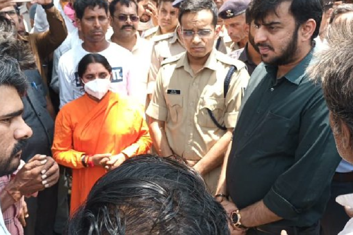 Video News: छतरपुर के चिरोला-छुल्ला गांव में लगी आग, पीड़ितों को 10 हजार रुपए की
सहायता राशि देने की घोषणा
