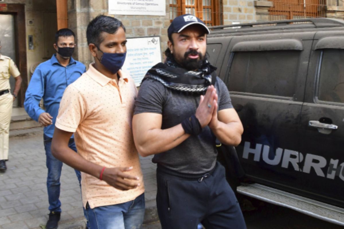 ‘हाउस अरेस्ट’ वेब सीरीज कंट्रोवर्सी, एजाज खान और ULLU APP के CEO को समन, बढ़ीं
मुश्किलें