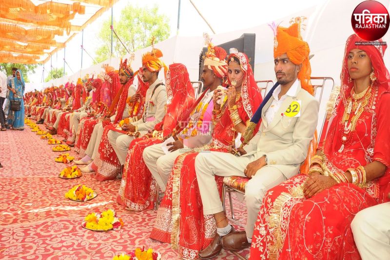 समरसता का संदेश: यहां 33 जोड़ों ने अग्नि को साक्षी मान कर लिए फेरे, जीवन भर साथ निभाने का किया संकल्प