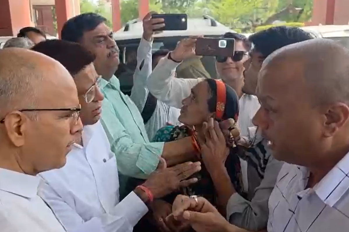 Rajasthan: पानी मांगा तो ‘मंत्री’ ने छीना फोन, एक्सईएन ने धक्का मारा; पीडित
बोला- ‘बस आवाज दर्ज करनी चाही’