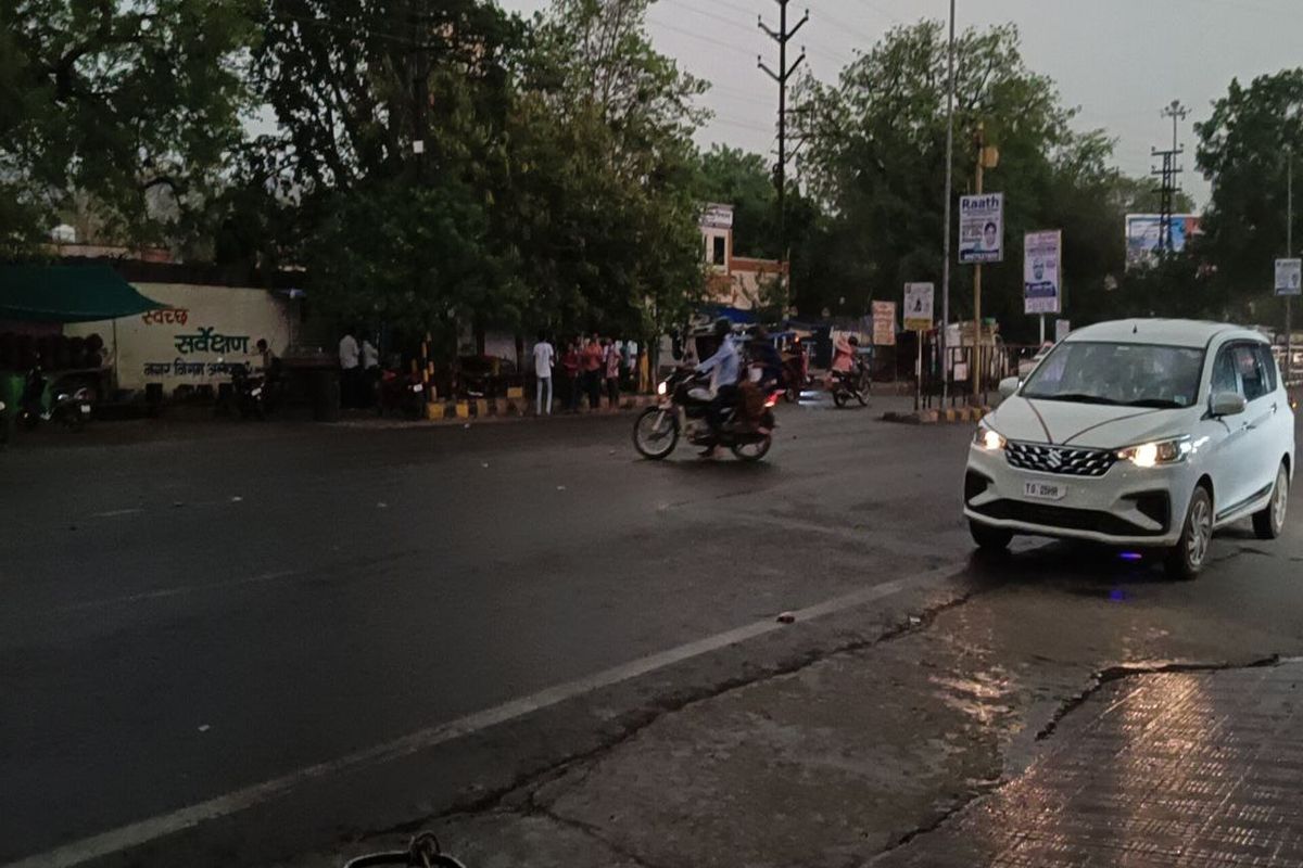धूल भरी आंधी के बाद हुई बारिश, गर्मी से लोगो को राहत, देखें वीडियो  