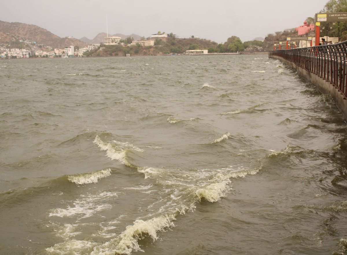 Anasagar Lake: खुले आनासागर झील के तीन चैनल गेट, निकला तेजी से पानी