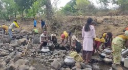 पुष्पराजगढ़ के बोदा में पेयजल संकट, सूखे नाले को खोदकर प्यास बुझा रहे ग्रामीण - image