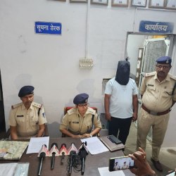 अनूपपुर जिले में सूदखोर गिरफ्तार, घर से कई कॉलरी कर्मचारियों के चेक बुक, सैलरी
स्लिप सहित अन्य दस्तावेज जब्त - image