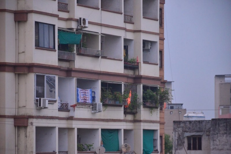 Raipur News: बालकनी में रखे गमले हो सकते हैं जानलेवा, धक्के या अंधड़ से सिर पर गिरने का खतरा, देखें