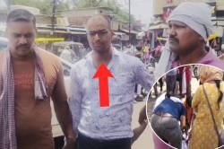 बीच रोड पर रिश्वत लेते पकड़ाया कंप्यूटर ऑपरेटर, लग गया मजमा, VIDEO - image