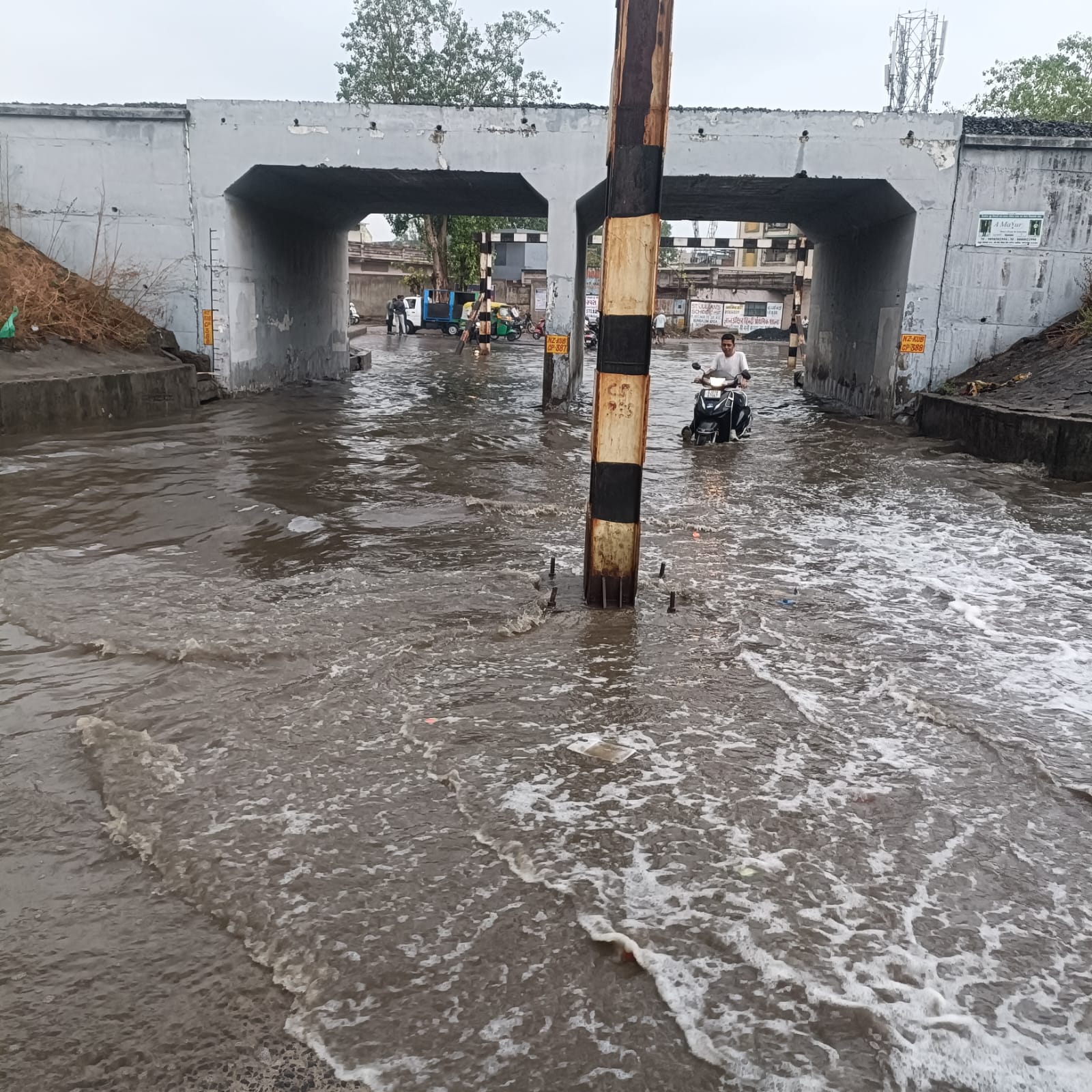 अहमदाबाद: बेमौसम बारिश से सड़कें तालाब में तब्दील