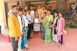 इस जिले में 57 हजार शिक्षक पदों पर भर्ती की मांग, संघ ने 45 हजार पद खत्म करने का
किया विरोध, सौंपा ज्ञापन - image