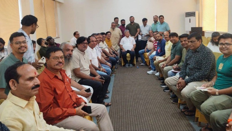 अगले महीने होसपेट में आयोजित होने वाली श्रीमद् भागवत कथा को लेकर शहर के हम्पी इन्टरनेशनल होटल में आयोजित बैठक में सभी सनातन धर्म प्रेमियों की आमंत्रण पत्रिका का वितरण किया गया।