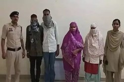 गांव में चल रहा था देह व्यापार का धंधा, पुलिस ने 2 युवतियों समेत 4 लोगों को
दबोचा - image