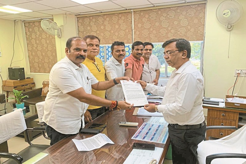 लोगों ने प्रतिनिधि मंडल सीजीएम से मुलाकात की ( फोटो सोर्स- पत्रिका)