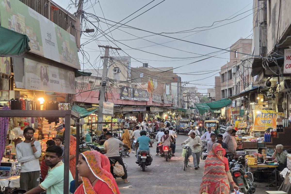 बंदिश हटी और अंधेरा छंटा.., मोहल्लों से लेकर बाजार तक गुलजार, गुजरे दिन भूल लोग
समारोहों की तैयारियों में जुटे - image