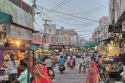 बंदिश हटी और अंधेरा छंटा.., मोहल्लों से लेकर बाजार तक गुलजार, गुजरे दिन भूल लोग
समारोहों की तैयारियों में जुटे - image