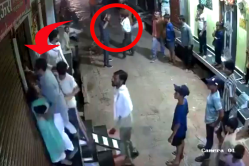 एमपी में भाजपा नेता की गुंडागर्दी, घर में घुसकर परिवार को बेरहमी से पीटा,
महिलाओं तक से की बदसुलूकी - image