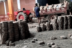 ये तो गजब हो गया! यहां दिन दहाड़े चोरी हो गई लाखों की सड़क, ट्रॉली में ब्रिक्स
भरकर ले गए चोर - image