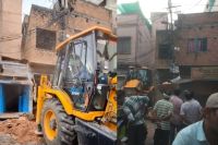Bulldozer action against encroachment in Faridabad