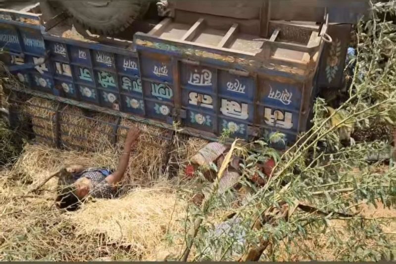 ट्रॉली पलटी, मां-बेटी सहित पांच की मौत, डेढ़ दर्जन घायल