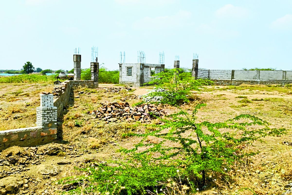 निर्माण अवधि निकलने के एक वर्ष बाद भी अधूरा पड़ा गौण मंडी का कार्य