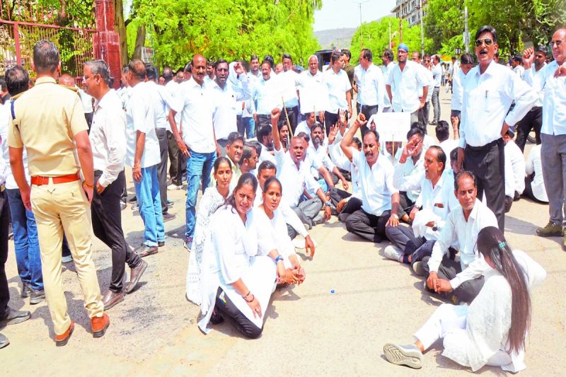 वकीलों का फूटा गुस्सा, शहर कोतवाल के खिलाफ सडक़ पर लगाया जाम, प्रदर्शन किया