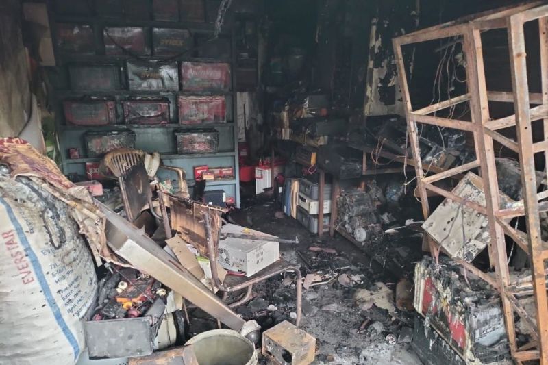 बैट्री की दुकान में लगी आग, 30 लाख का सामान जलकर खाक