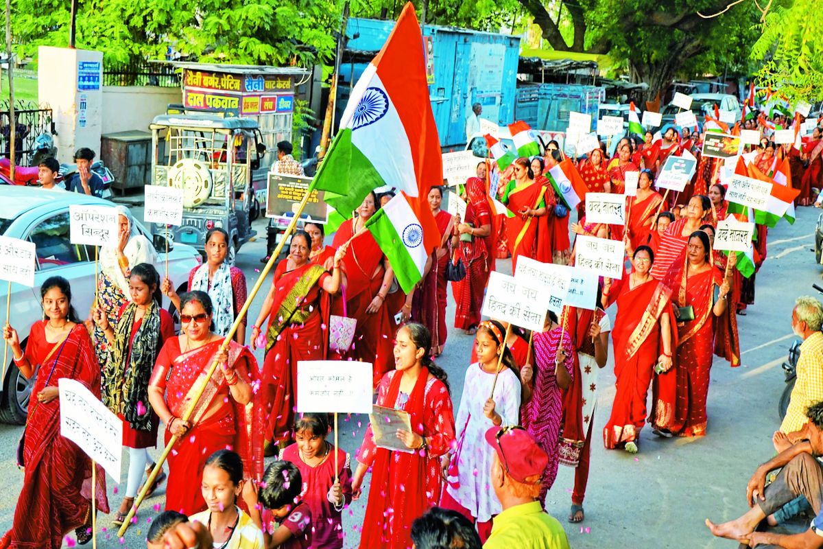 ऑपरेशन सिंदुर की सफलता और भारतीय सेना के शौर्य एवं पराक्रम के प्रति सम्मान और कृतज्ञता व्यक्त करने के लिए सोमवार को शहर में मातृशक्ति द्वारा सिंदुर शौर्य यात्रा निकाली गई।