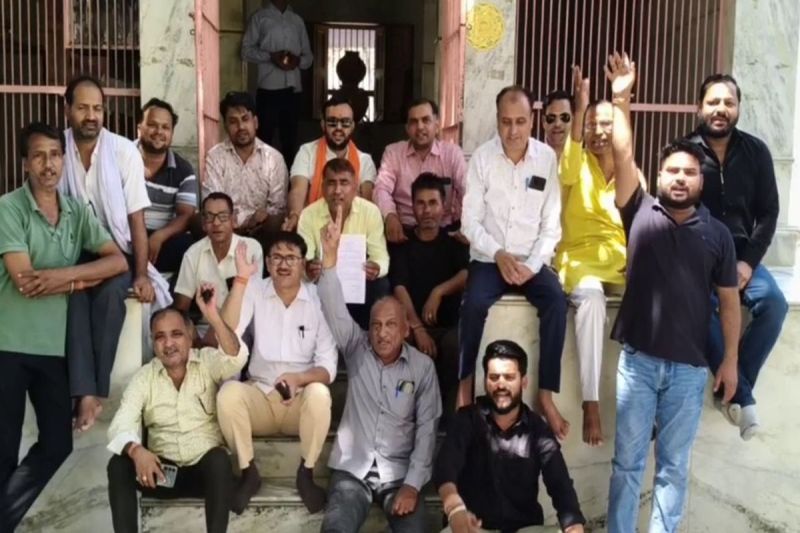 6 पार्षदों, 5 पूर्व पार्षदों सहित दो दर्जन पदाधिकारियों ने सक्रिय सदस्यता से इस्तीफा दिया