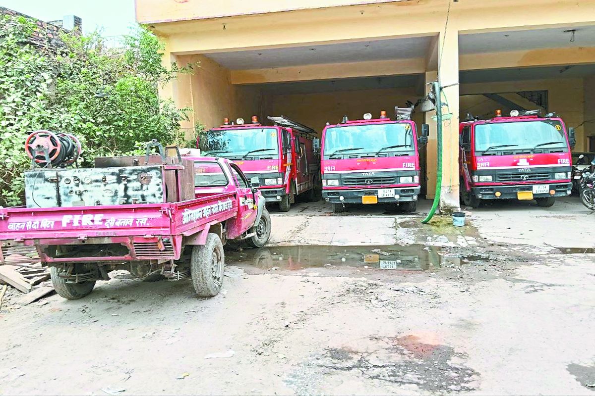दमकल का निकल रहा दम, भुगतान को तरसे फायरमैन व चालक