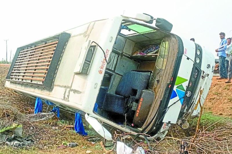 बारात की बस पलटी, बस में सवार 6 बच्चों सहित 24 बाराती घायल