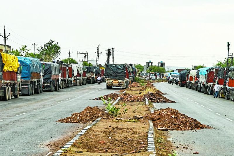 पांच दिन से मंडी की सडक़ पर खड़े हैं ट्रक, किसान परेशान