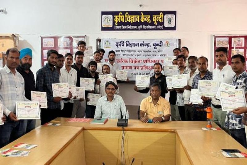 खुदरा उर्वरक विक्रेताओं को सौंपे प्राधिकार प्रमाण पत्र