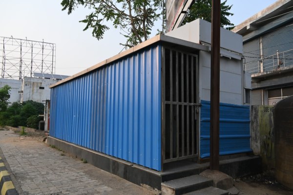 स्मार्ट टॉयलेट को लोहे की शीट से बंद कर दिया है। नया दरवाजा भी यहां पर लगा दिया गया है। दरवाजे पर ताला लटका 