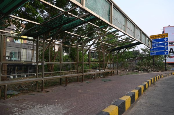  बस स्टॉप के शेड उखड़ गए हैं। 