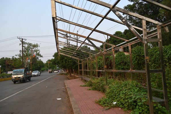  बस स्टॉप के शेड उखड़ गए हैं। 