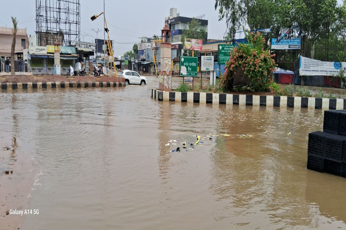 हरियाणा ने मलबा डालकर रोके नाले, धारूहेड़ा तिराहे पर भरा …. वीडियो में देखें
बदहाल दास्ता